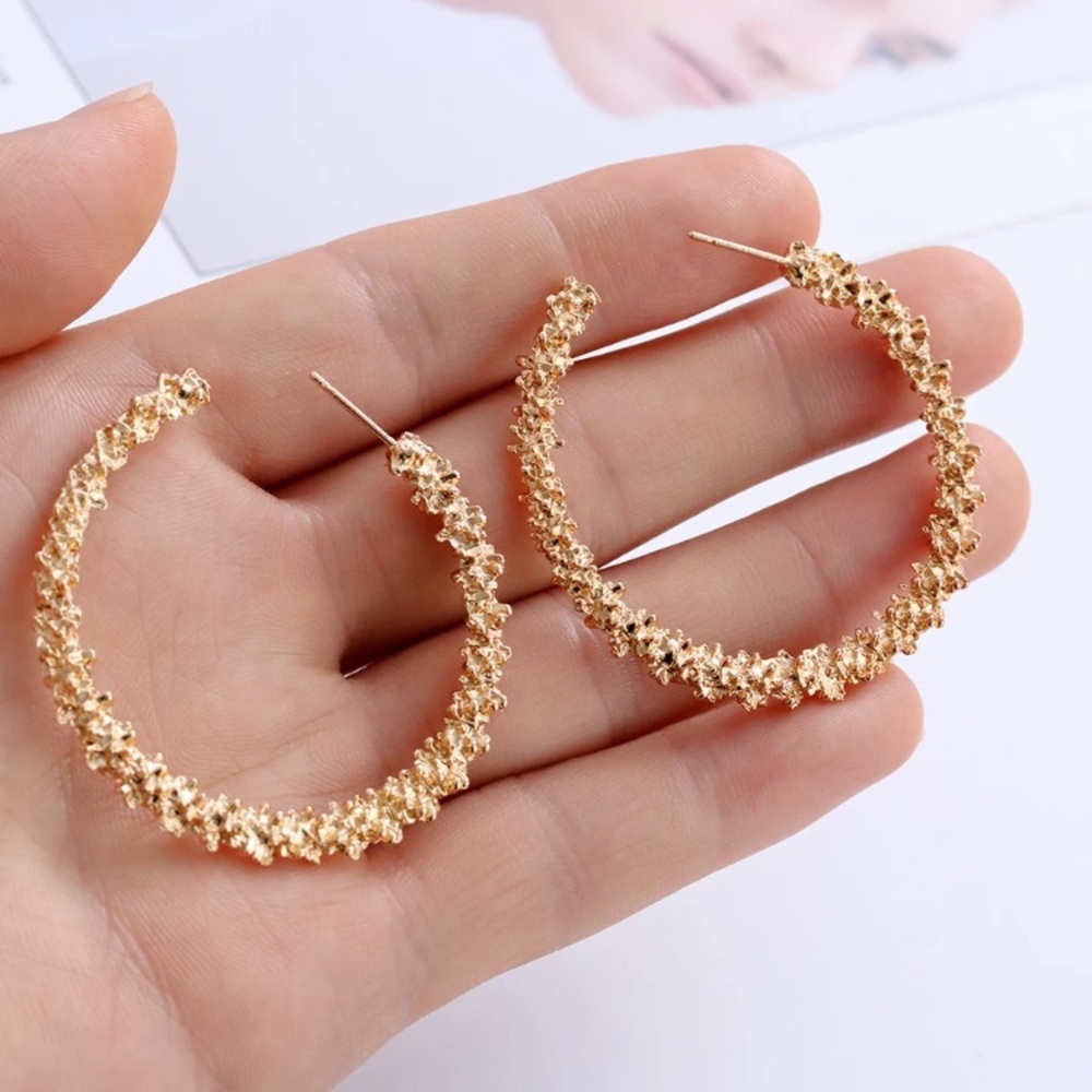 ⚜️[𝟯/$𝟮𝟴]⚜️Big Golden Hoop Fancy Earrings New - Picture 7 of 11